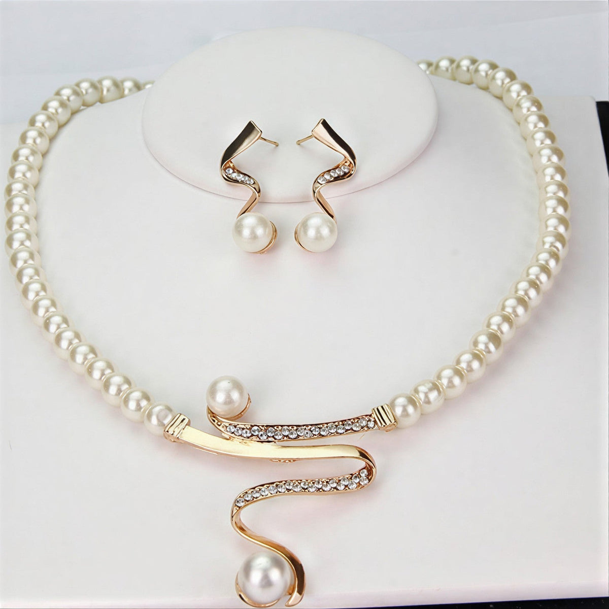 Elegant Natural Pearl Necklace Set