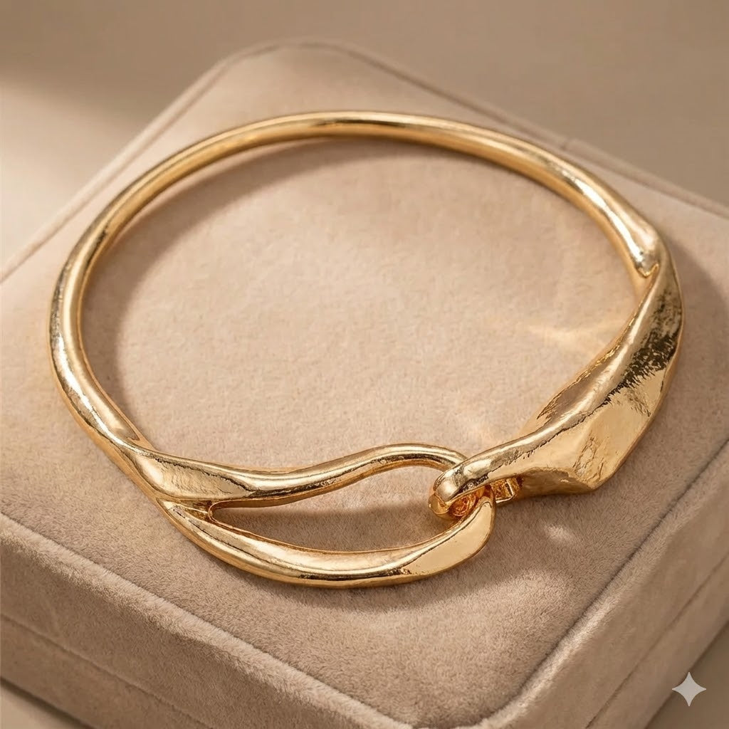 Artistic Gold Collar Necklace with Asymmetric Design